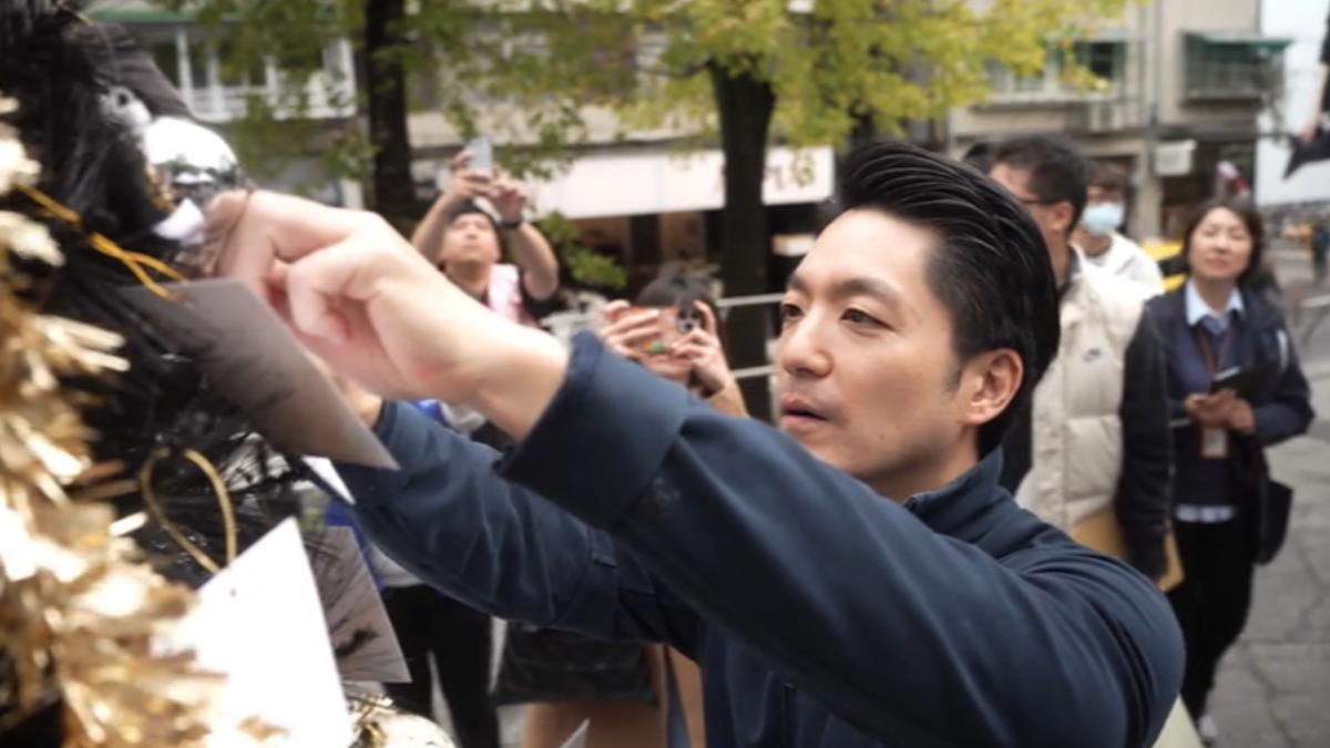 蔣萬安視察安心小站,感謝社工與警員在1219案後付出。(圖/台北市政府)