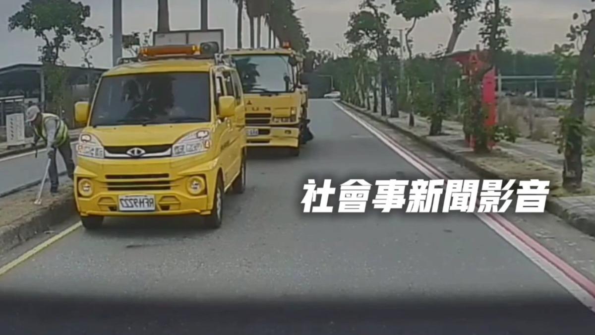  台南環保局清潔車被民眾直擊，清潔員夾垃圾放在分隔島上拍照後又夾回去，被質疑是擺拍。（圖／翻攝:社會事新聞影音）