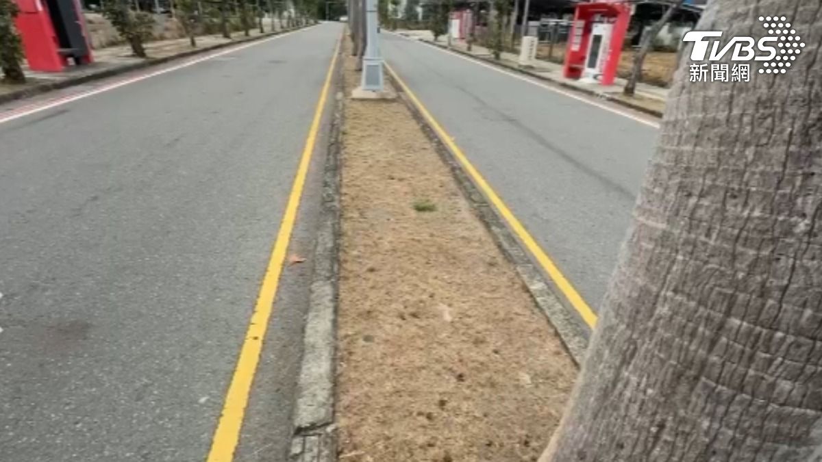 被質疑是擺拍，台南市環保局也給出解答，原來不是清潔員，而是外包廠商人員，為了避免車流量大危險，才在車流較少的地方拍攝紀錄照。（圖／TVBS）