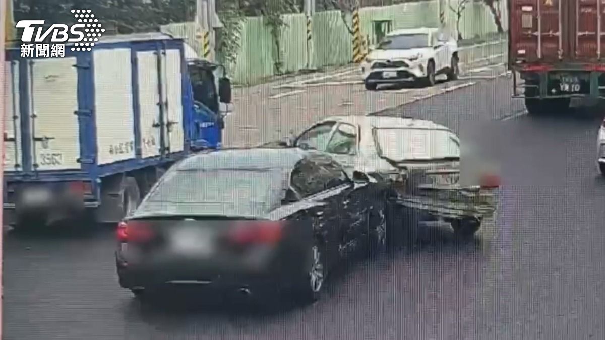 銀色轎車遭債主「撞爛車尾」,竟仍拿命繼續加速逃亡。(圖/TVBS)