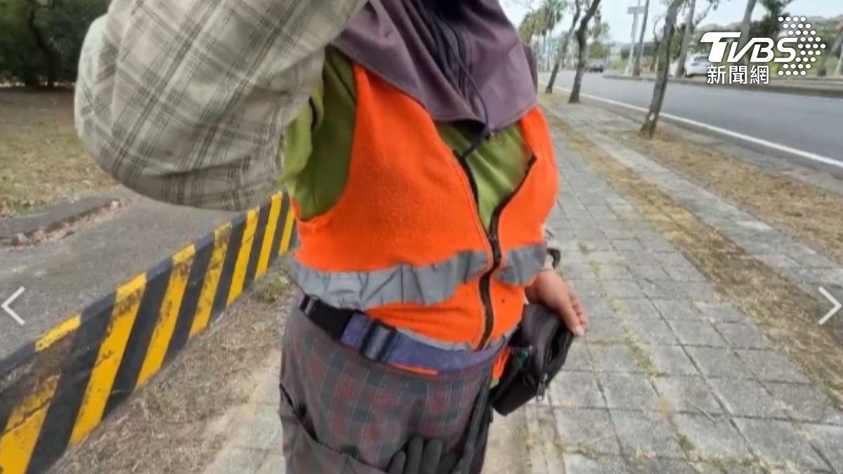 被質疑是擺拍，台南市環保局也給出解答，原來不是清潔員，而是外包廠商人員，對於包商的做法，其他清潔員也覺得不恰當。（圖／TVBS）