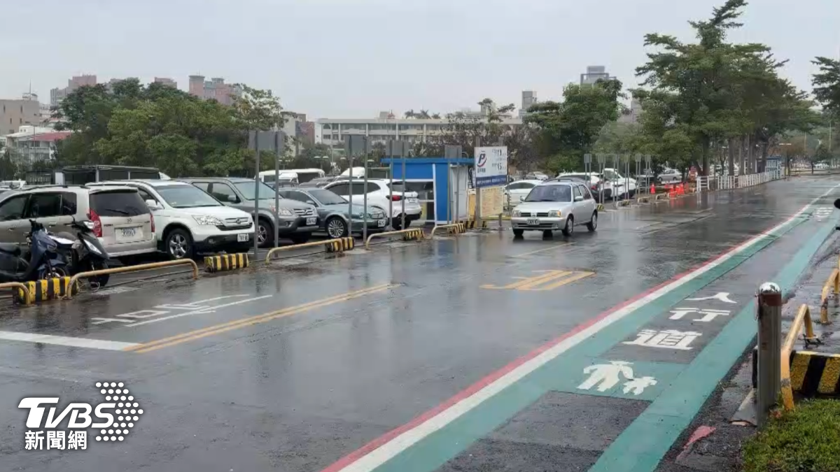 位於嘉義市棒球場周邊因人行道被民眾發現怪怪的。（圖／TVBS）