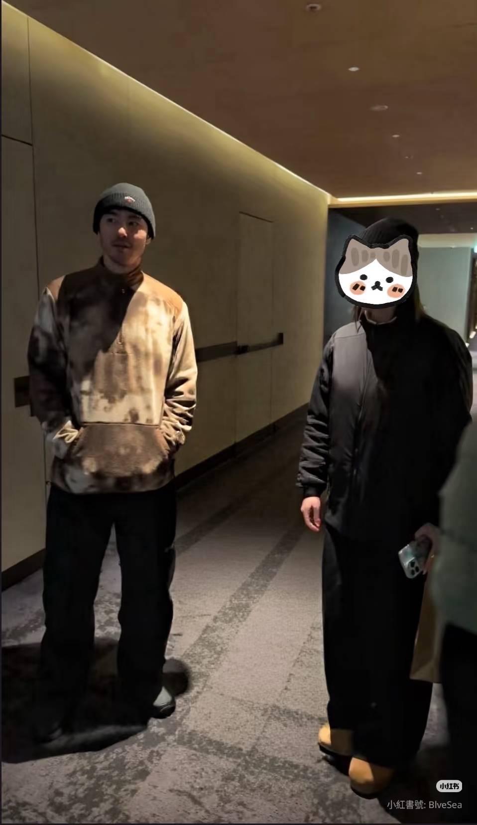 女網友在飯店過道偶遇阮經天,合照保持「安全距離」。(圖/翻攝自小紅書)