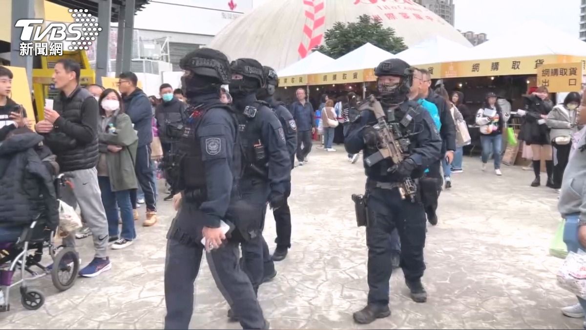 五月天演唱會防恐升級!五迷進場需暫脫口罩 霹靂小組戒備。(圖/TVBS)
