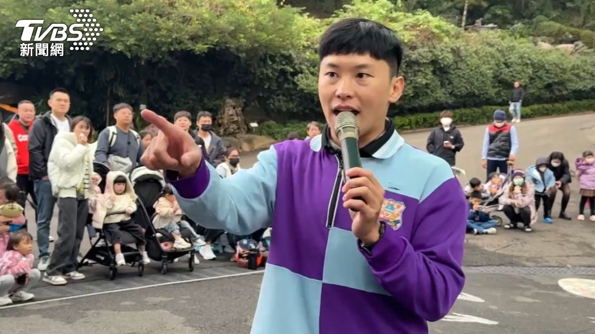 跟舞者尬舞爆紅員工，雖然是樂園音、燈控師兼主持人，但舞蹈年資近20年。（圖／TVBS）