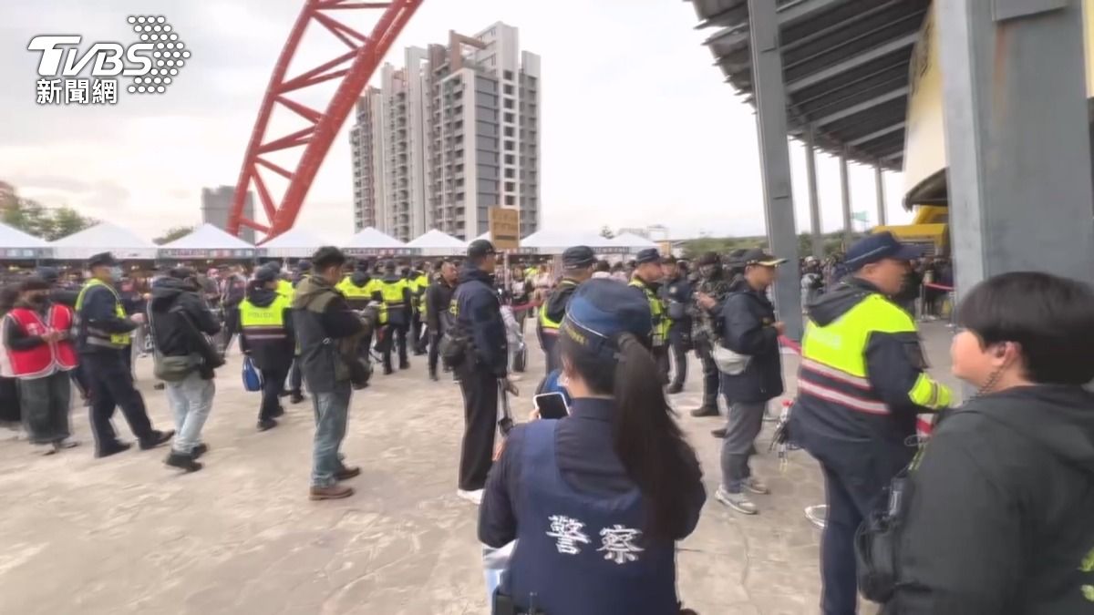 五月天台中首場開唱 警方派出148名警力。(圖/TVBS)