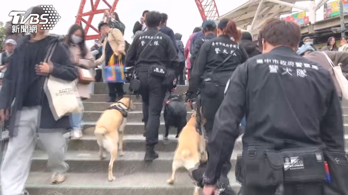 五月天台中開唱「148名警力壓陣」 偵爆犬進駐。(圖/TVBS)