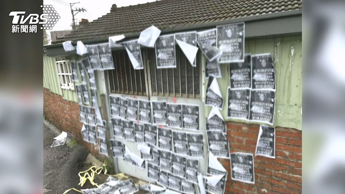 冒名「劉德華」追債找錯人！三合院遭貼滿傳單　屋主崩潰：不認識阿龍。(圖／TVBS)