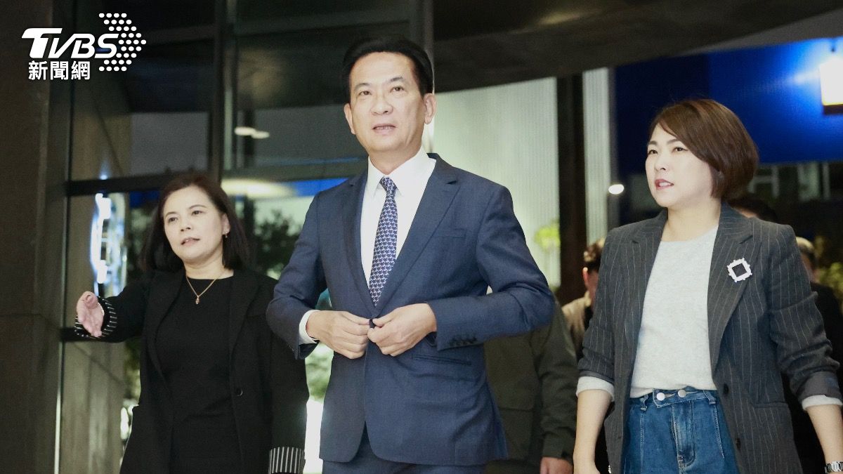 林俊憲比原定時間晚到現場,他表示是因為路上有點塞車。(圖/華子琛攝)