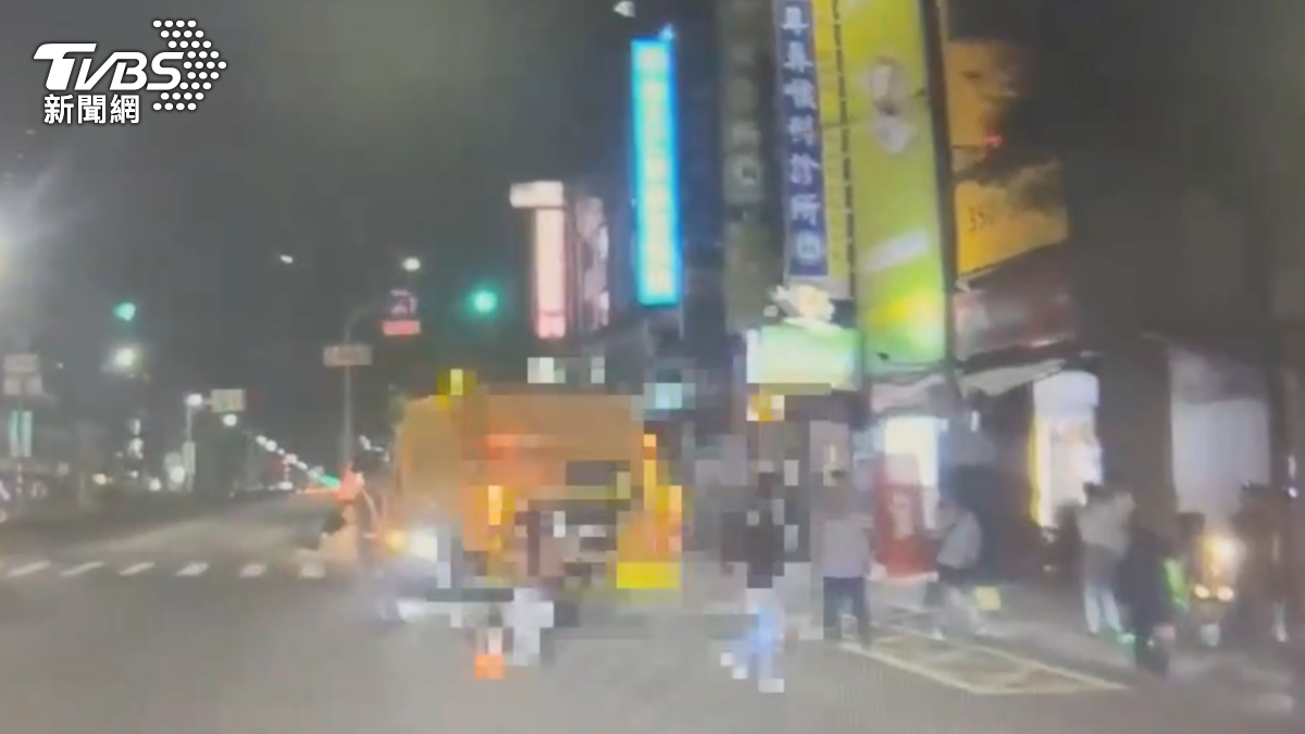 垃圾車起步時沒看到莊姓保全，發生碰撞。（圖／TVBS）