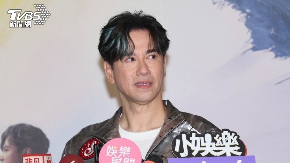 李聖傑不斷東張西望，等待地震退去。（圖／黃城碩攝）