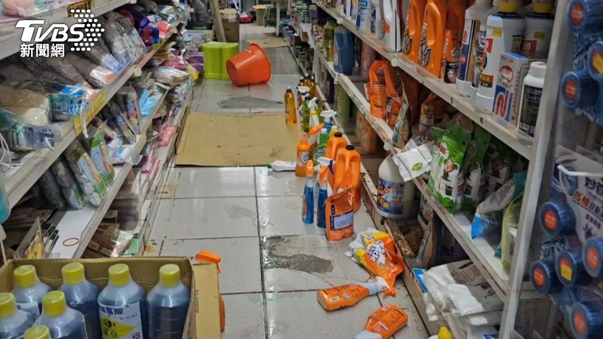 宜蘭賣場貨物掉滿地。(圖/TVBS)