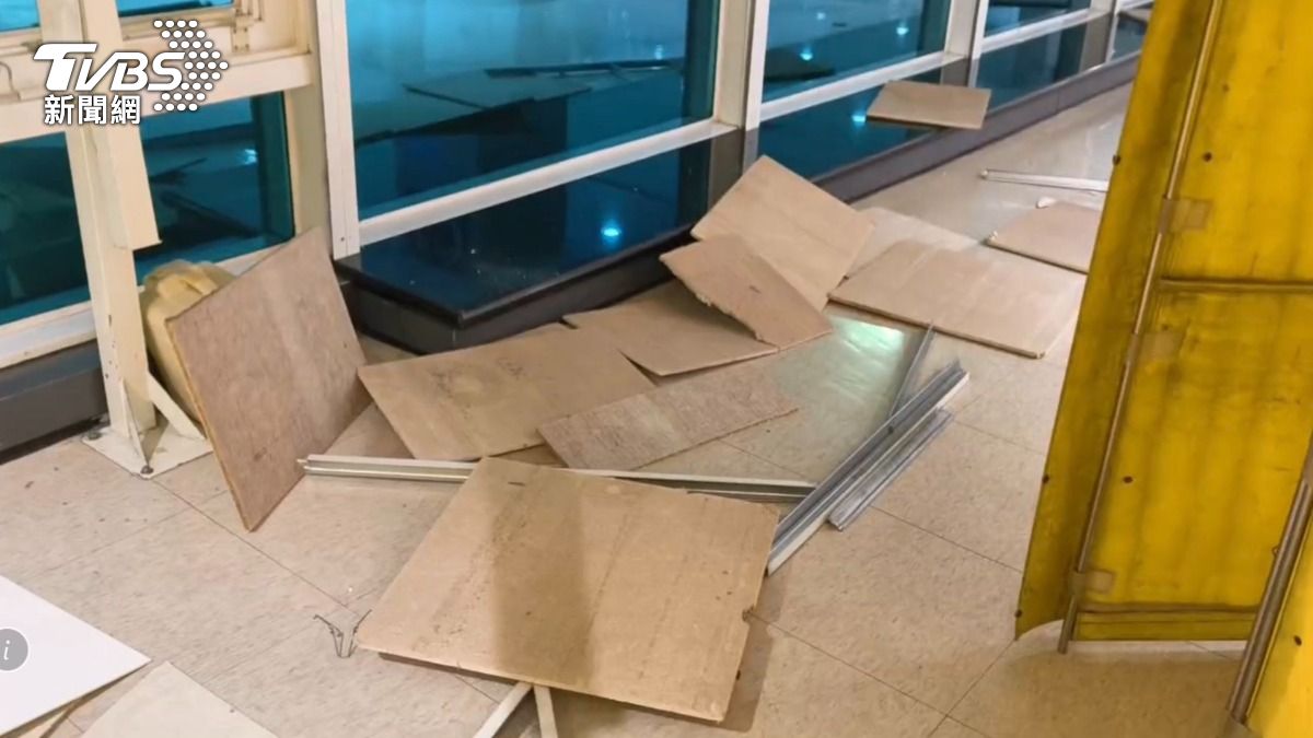 桃園機場二航廈C1候機室天花板因地震掉落。(圖/林志偉)