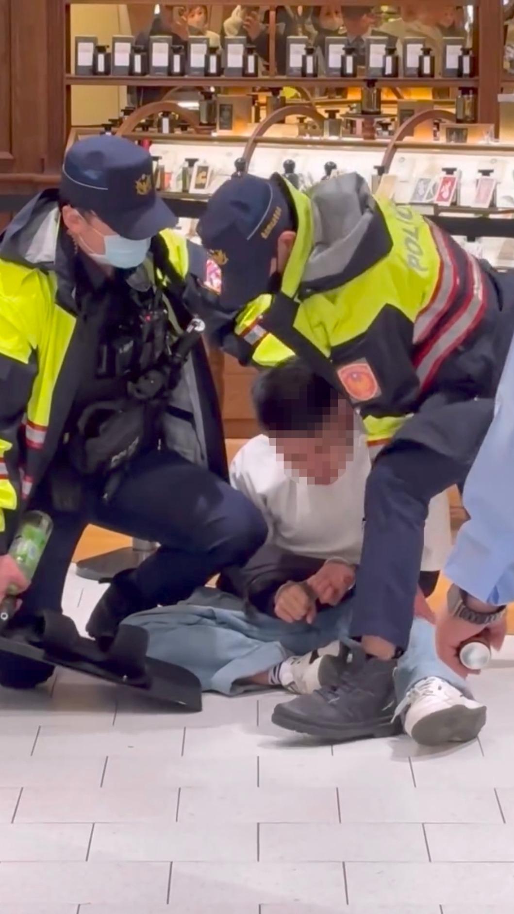 蔡男遭壓制後,多次喊出「啊啊!我腳扭到了!等一下,我腳抽筋了!」。(圖/kikichang0702提供)