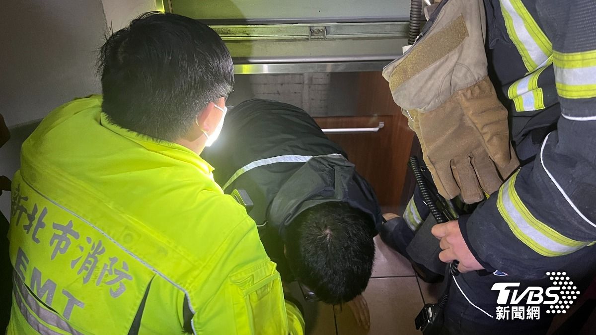 經評估電梯狀況後，搜救人員於23時40分順利開啟電梯門將該名受困男子救出。（圖／TVBS）