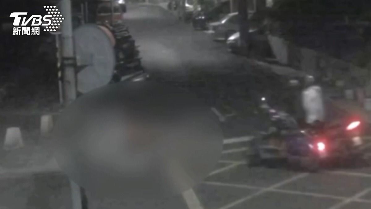 深夜路口驚魂!高雄機車對撞「瞬間燃燒」 一死一傷