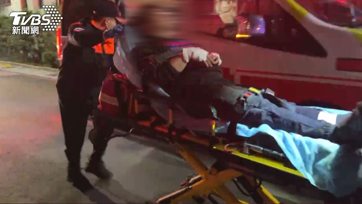 警方抵達現場後,協助將手腳受擦挫傷的吳男送往醫院接受治療。(圖/TVBS)