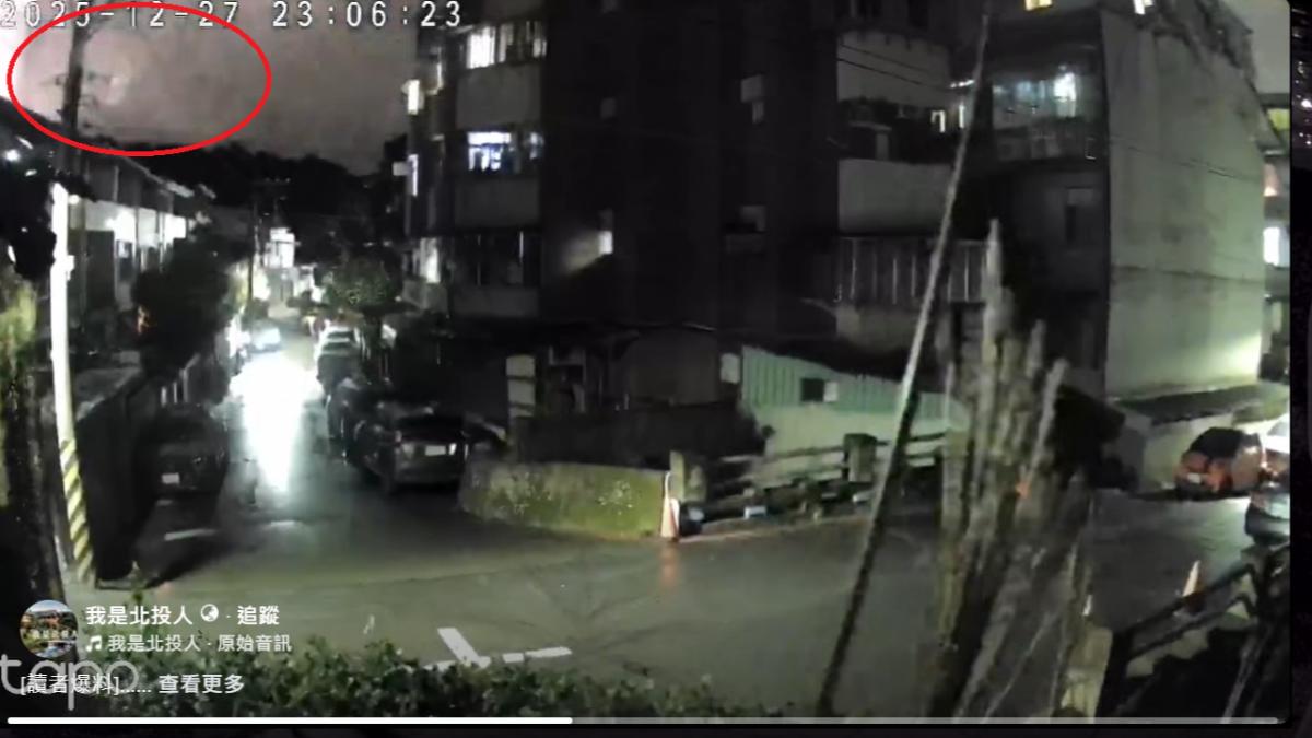 北投監視器也有錄到，地震當下天空出現閃光的畫面。（圖／翻攝自臉書＠我是北投人）