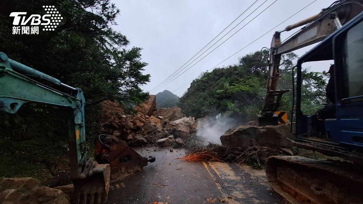 雙向道路封閉中。(圖/TVBS)