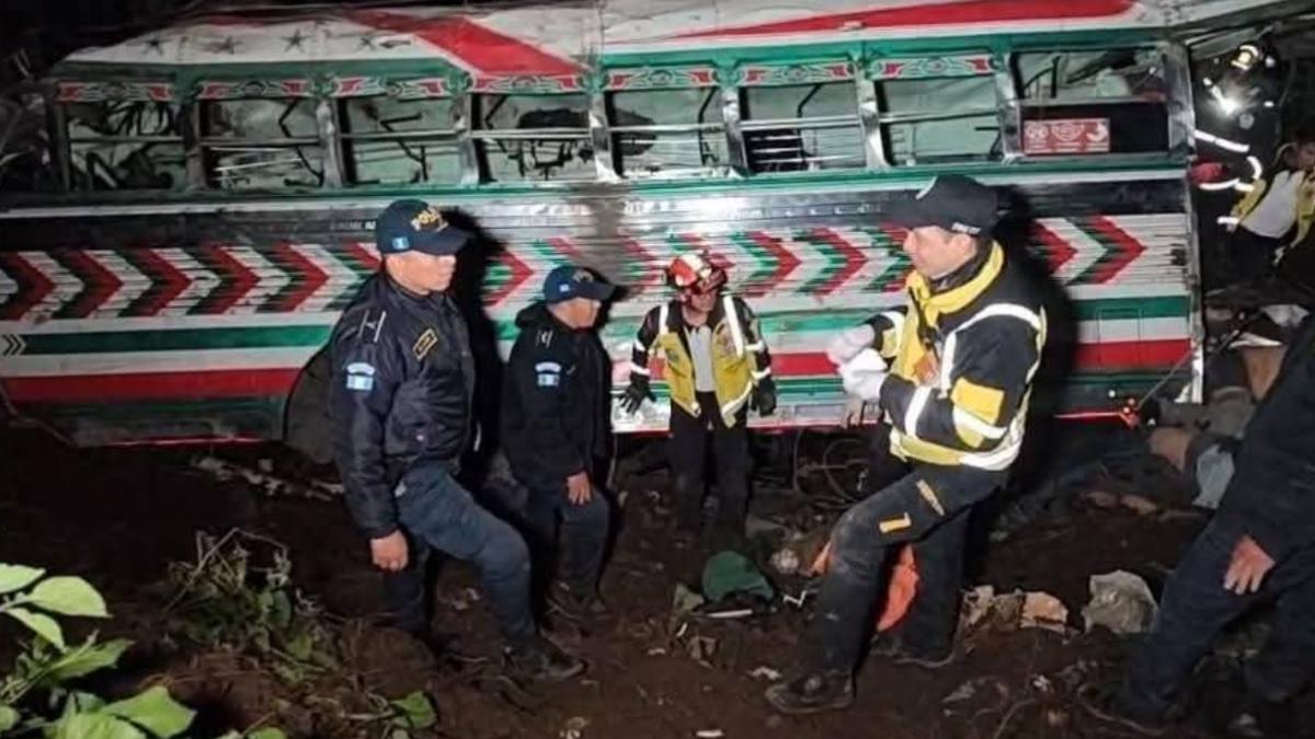疑濃霧釀禍！瓜地馬拉泛美公路段1客運巴士墜谷　15死19傷