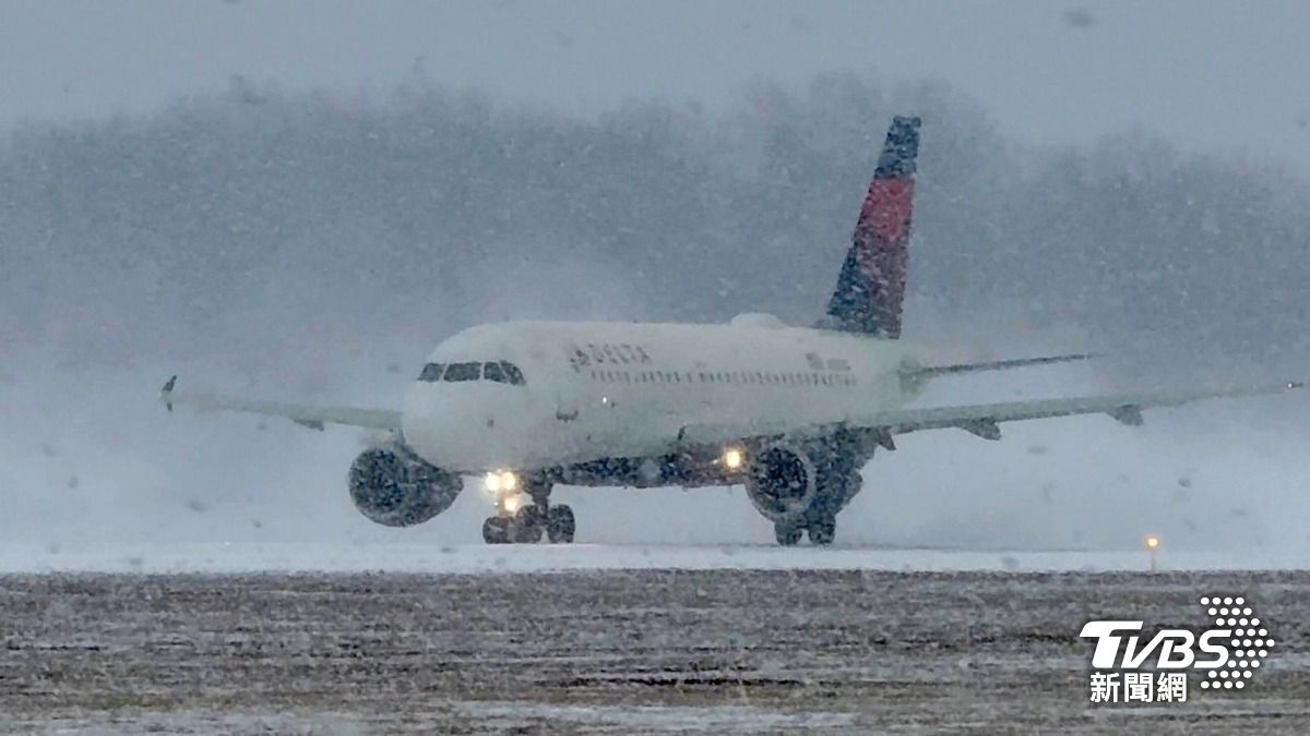 一架達美航空的飛機正準備在紐約國際機場起飛。(圖/達志影像路透社)