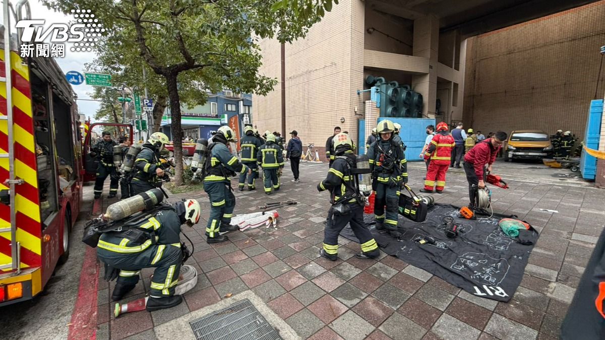 忠孝復興捷運站旁的變電站發生火警，警消到場救援。（圖／TVBS）