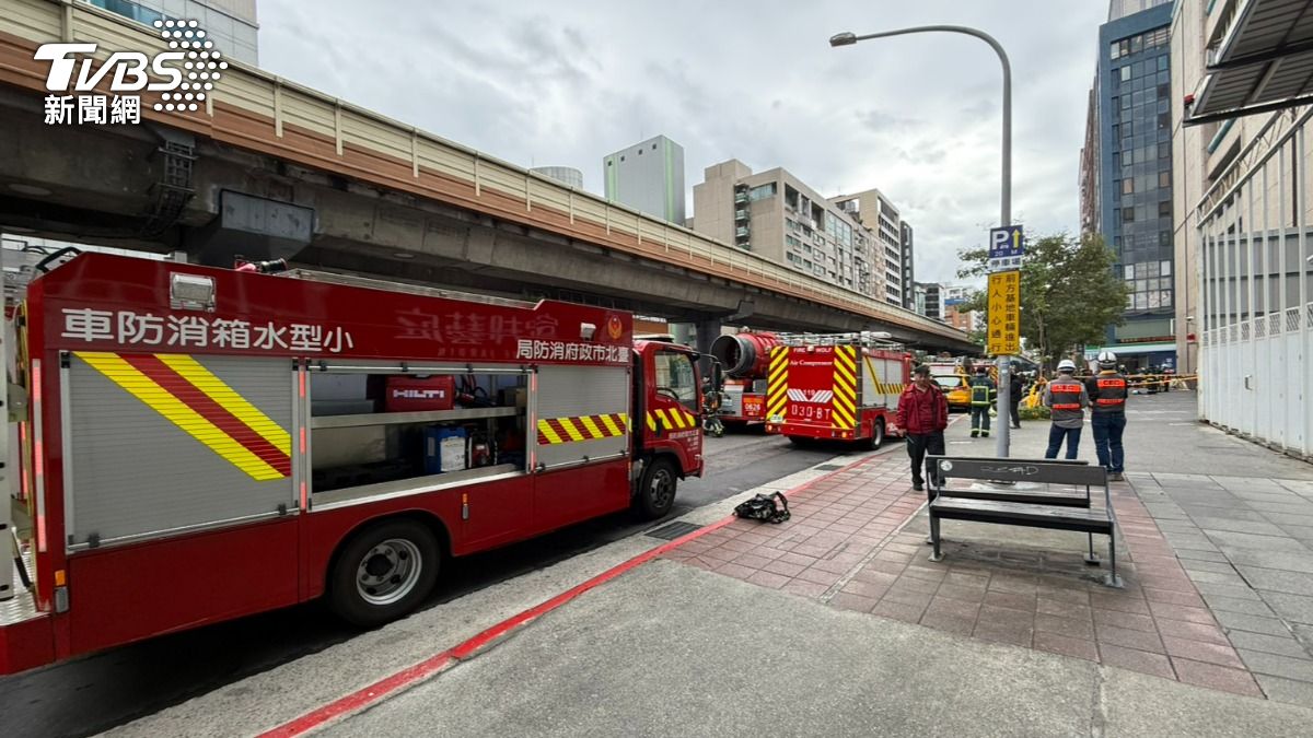 忠孝復興捷運站旁的變電站發生火警，警消到場救援。（圖／TVBS）