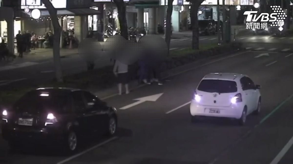 男子左看右看發現沒車,雙腿就開始跑,男子被分隔島的樹叢絆倒,重摔在地,而他的逃亡路,只持續了5秒鐘(圖/TVBS)