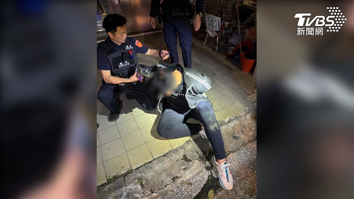 網路相約交易泰達幣,男子先給女子10萬訂金之後,女子轉出全額的虛擬貨幣,男子收到虛擬錢就想跑,最後警方人壓制逮捕(圖/TVBS)