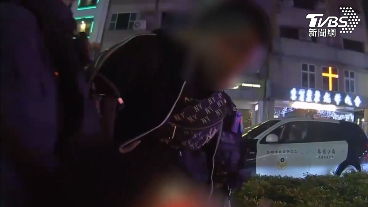 警方到場時,蔡姓男子已經被壓制在地,後續接手處理,根據了解,虛擬貨幣交易應依法處理,民眾切勿擅自處置而觸法(圖/TVBS)