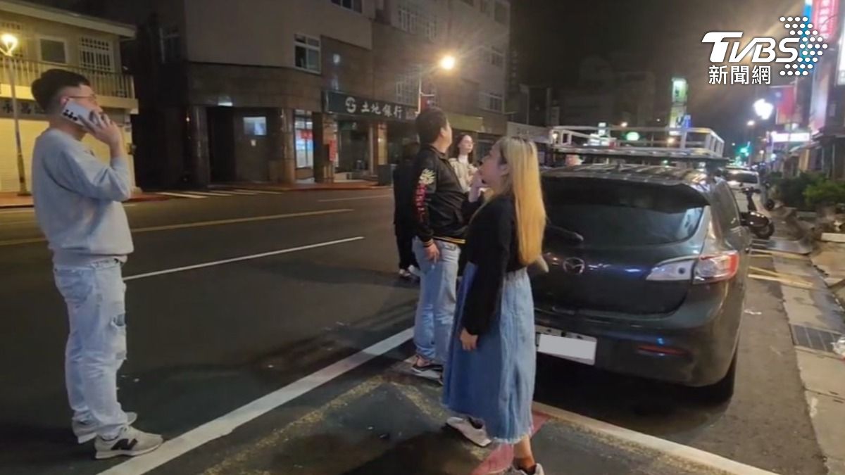 花蓮市中山區一間串燒店,用餐客人跑到馬路上避難。(圖/TVBS)