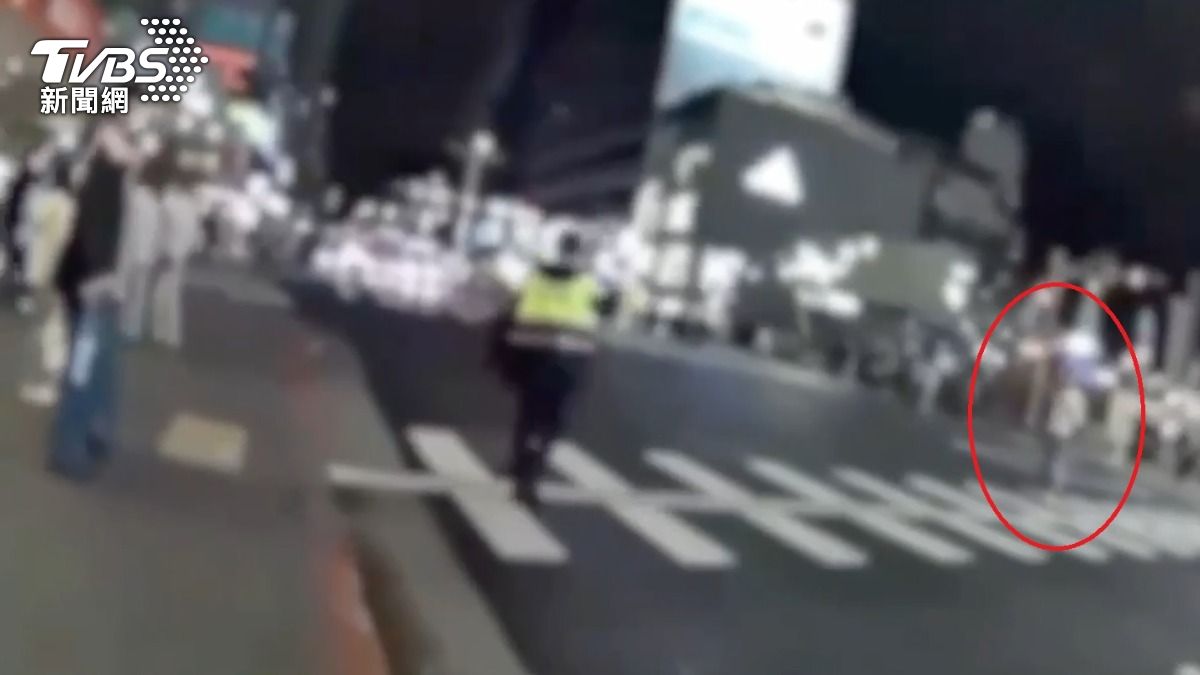 男詭佇足中山商圈路中央…下秒衝進誠品南西揮拳引恐慌　動機曝