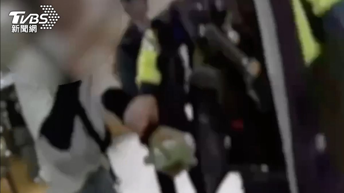 蔡男拒絕盤查,與警方爆發激烈拉扯。(圖/TVBS)