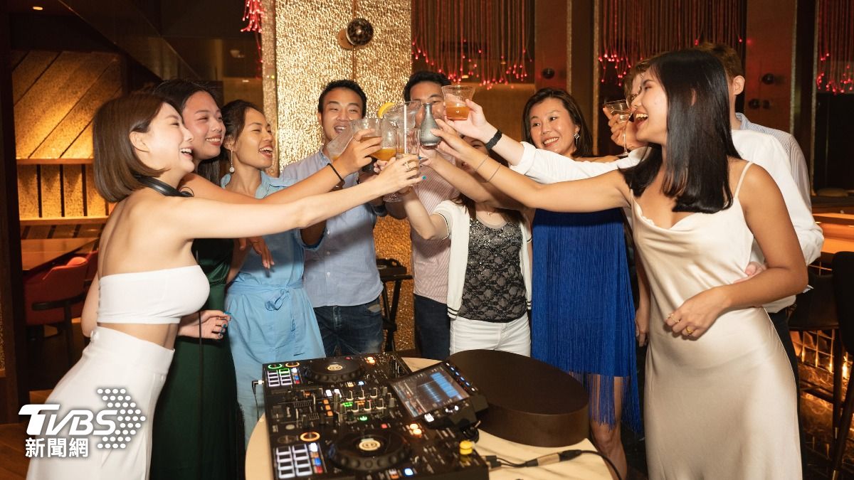 WA-RA日式餐廳於跨年夜推出暢飲派對。(圖/TVBS)
