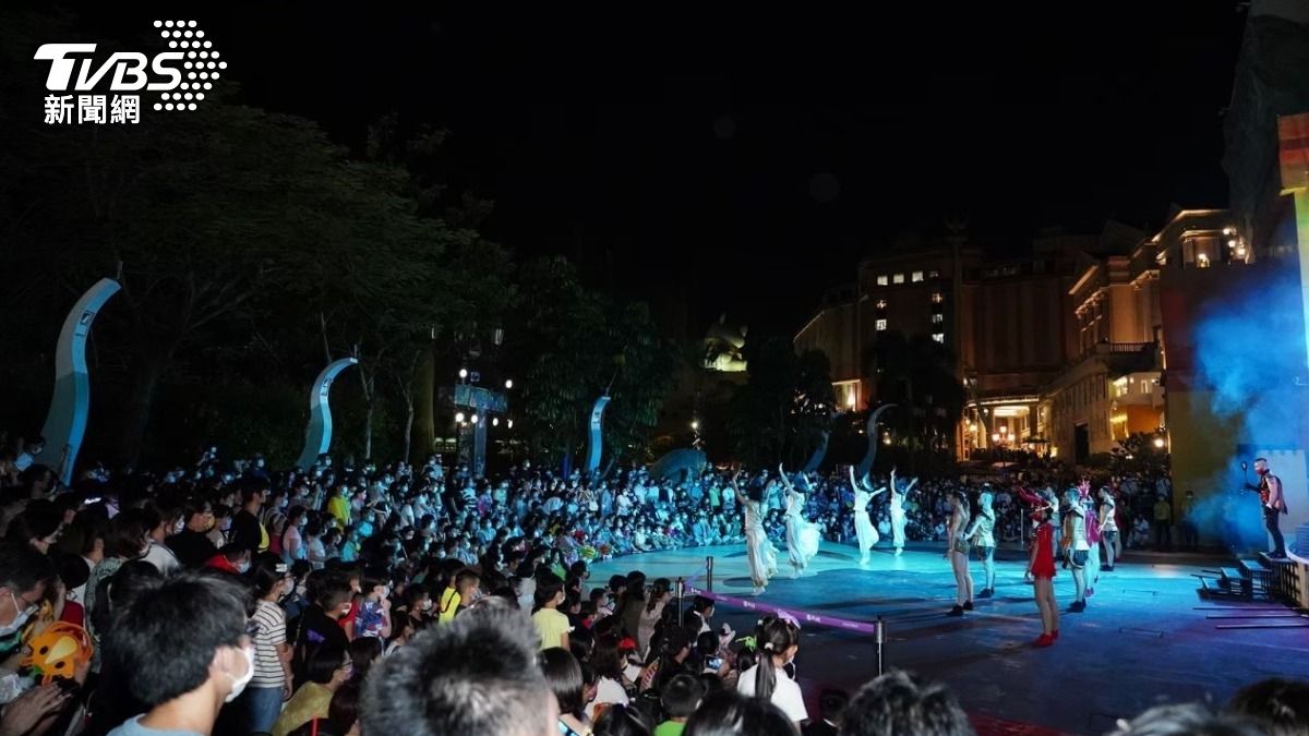 義大世界跨年活動則集結煙火、住宿、美食、購物與樂園。(圖/TVBS)
