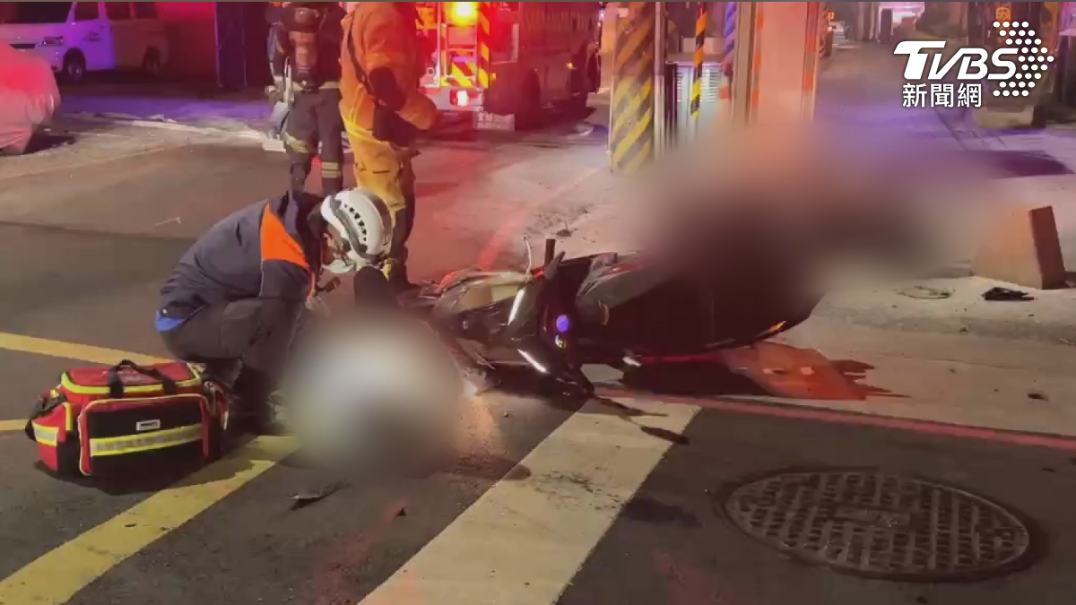高雄鳳山區28號凌晨發生一起死亡車禍!43歲男子行經路口與另一名騎士相撞,兩部機車倒地瞬間變成火球,男子逃生不及被燒死(圖/TVBS)