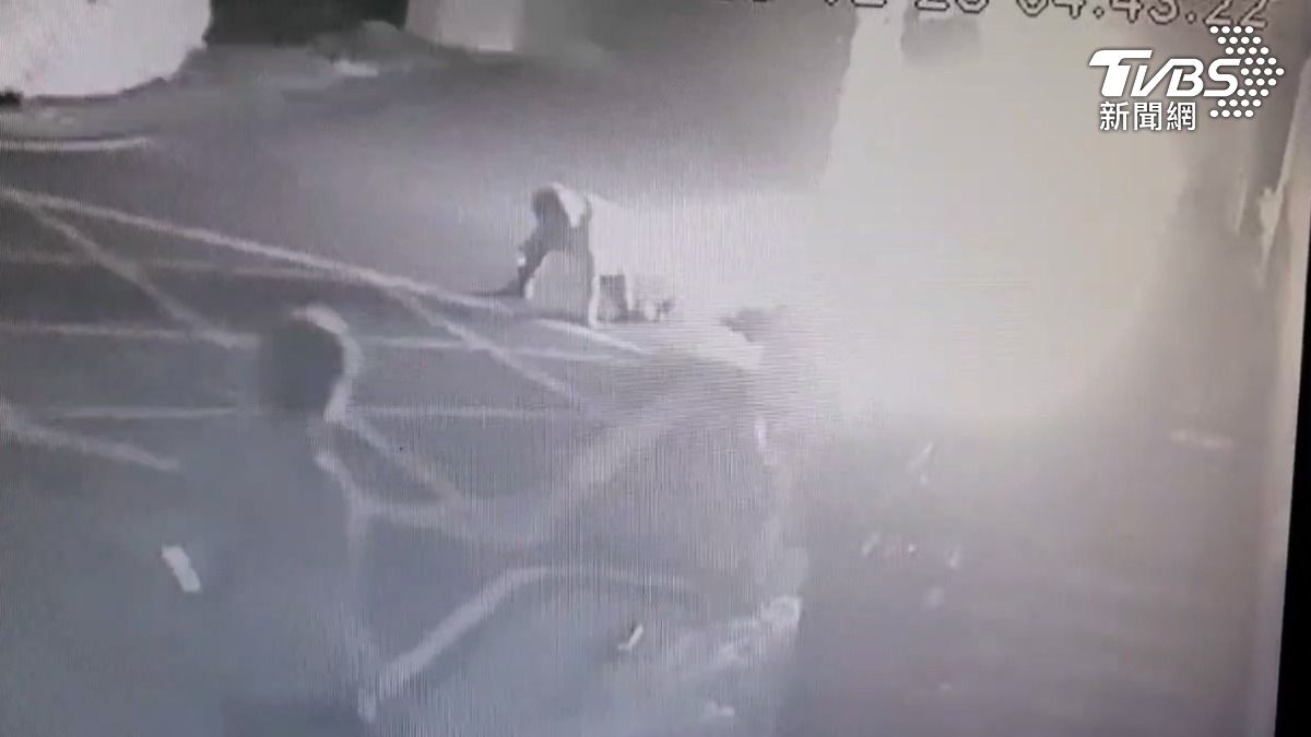 兩部機車在路口相撞,冒出巨大火光,機車燒成火球,一名騎士忍痛爬起死裡逃生(圖/TVBS)