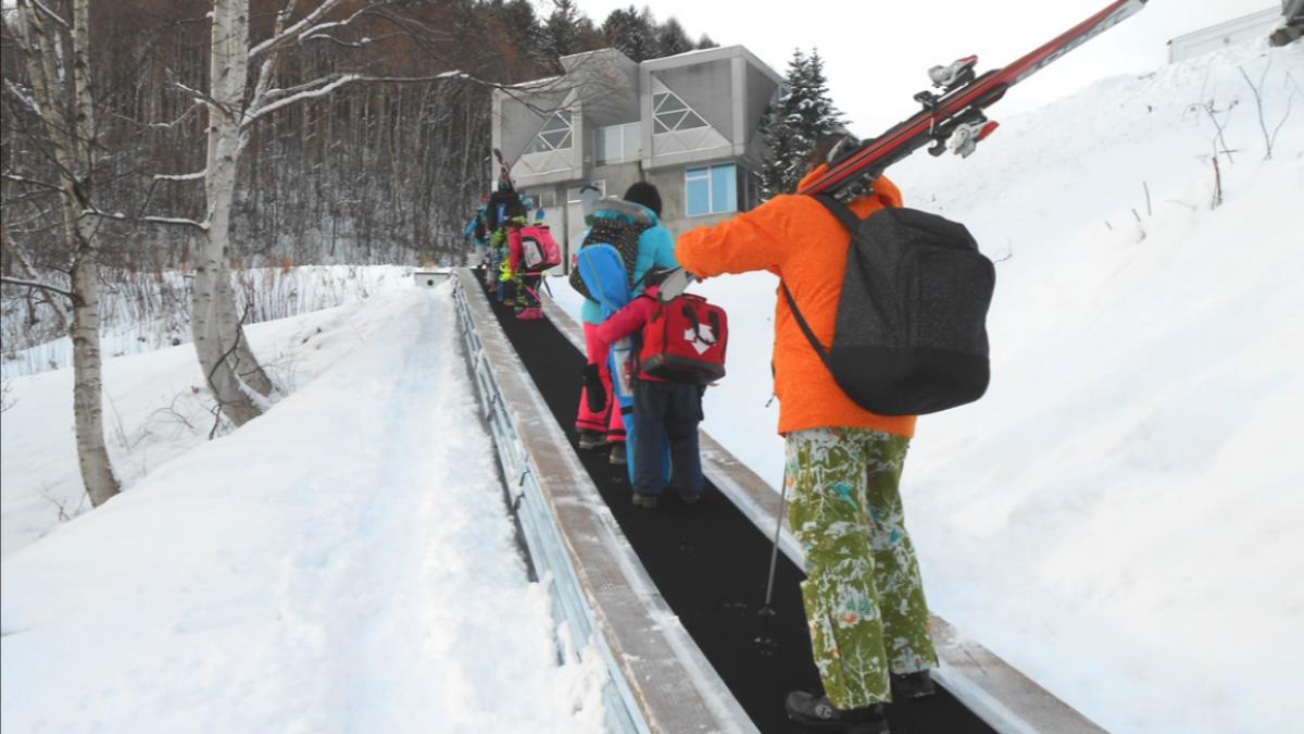 小樽市朝里川溫泉滑雪場設有戶外輸送帶。（圖／翻攝自小樽市朝里川溫泉滑雪場FB）