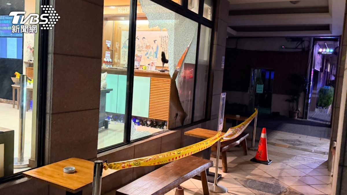就怕落地窗還有掉落風險，飯店人員拉起封鎖線。（圖／TVBS）