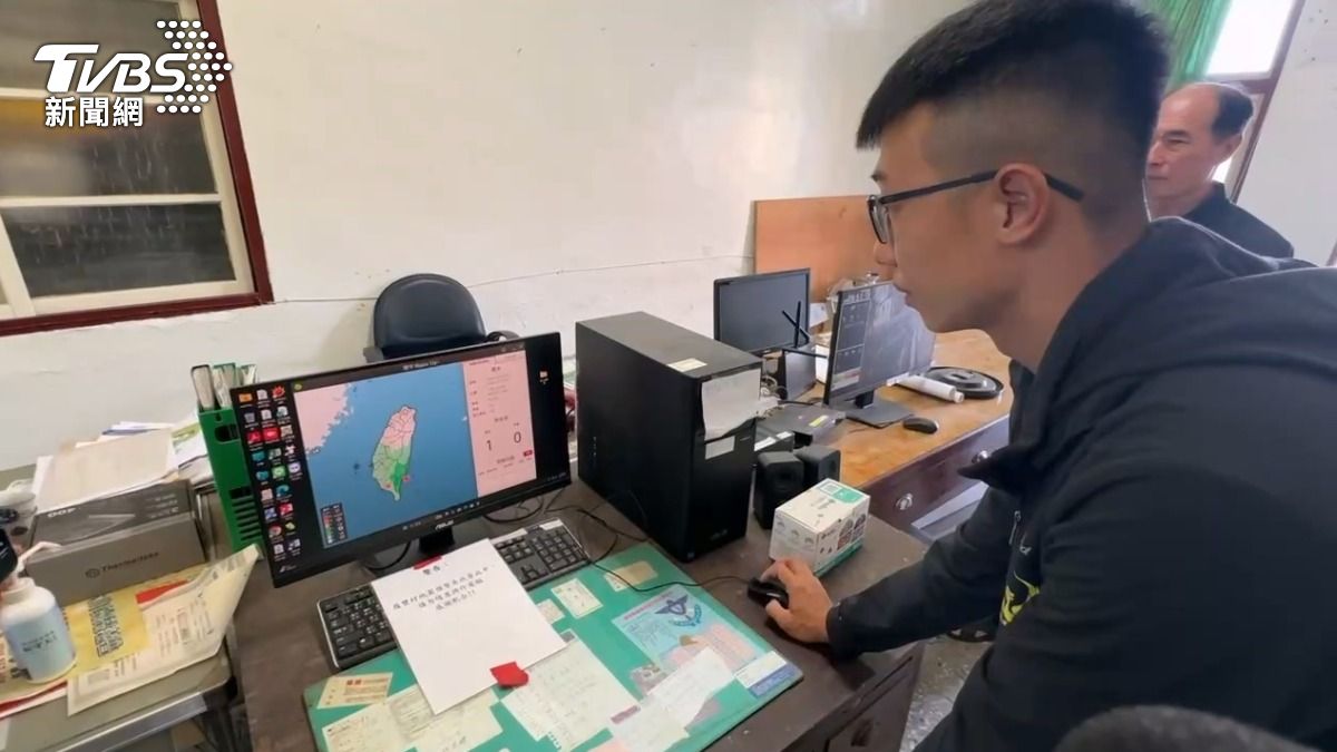村長兒子具有義消身分,當初的發想者是他,而這串接廣播系統,搶在具有威脅性的地震波到達前發布,讓民眾做避難準備(圖/TVBS)
