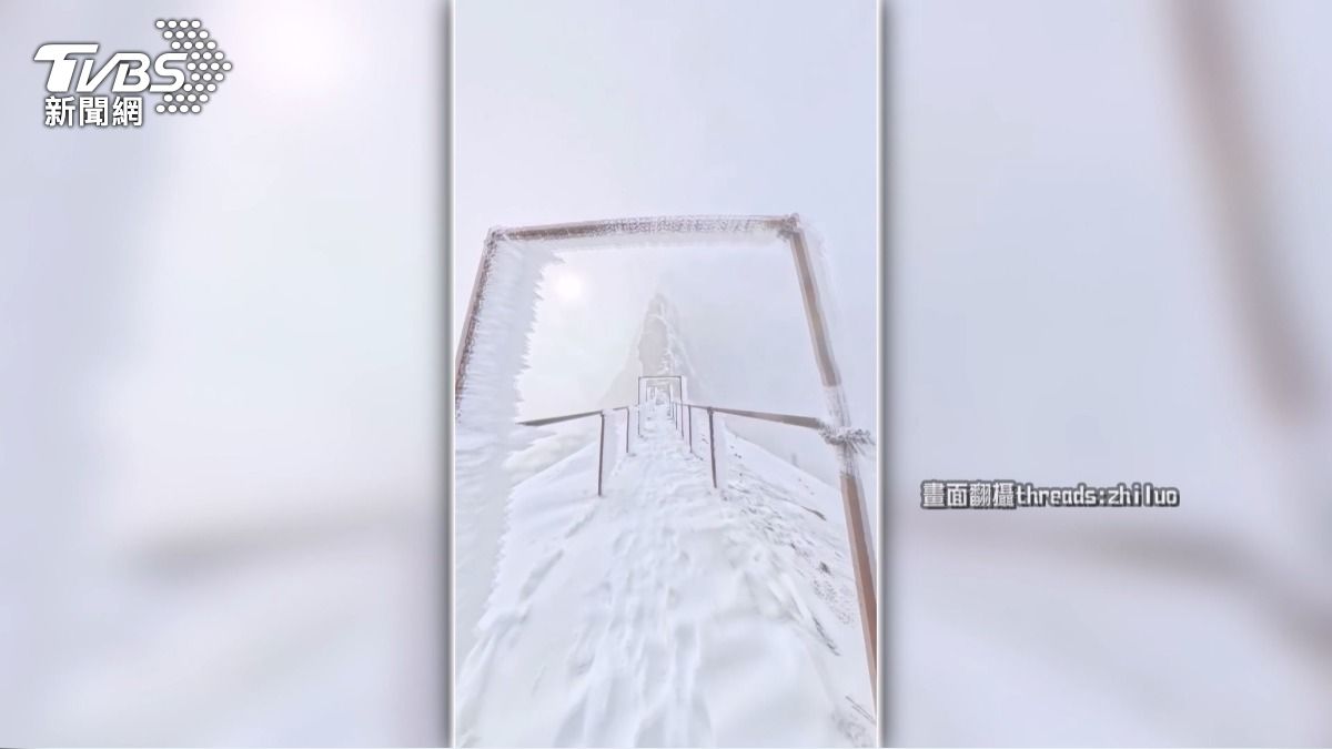 雪霸國家公園白雪紛飛!通往天堂的ㄇ形欄杆 山友曝冰封美景。(圖/翻攝zhiluo)