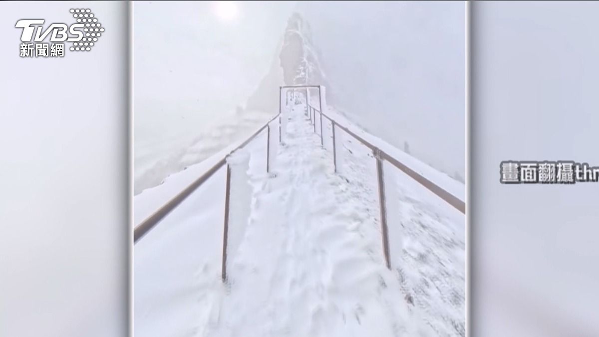 雪霸國家公園白雪紛飛!通往天堂的ㄇ形欄杆 山友曝冰封美景。(圖/翻攝zhiluo)