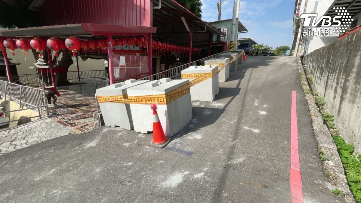 草屯巷道突現6水泥塊!住戶控「畸零地蟑螂」逼買地 地主反擊了。(圖/TVBS)