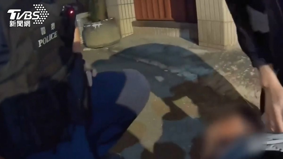 高姓通緝犯被壓制逮捕。(圖/TVBS)