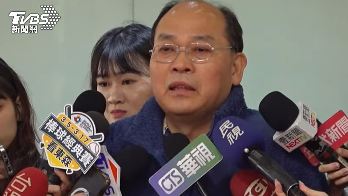 校長落淚,相當不捨該名62歲工友。(圖/TVBS)