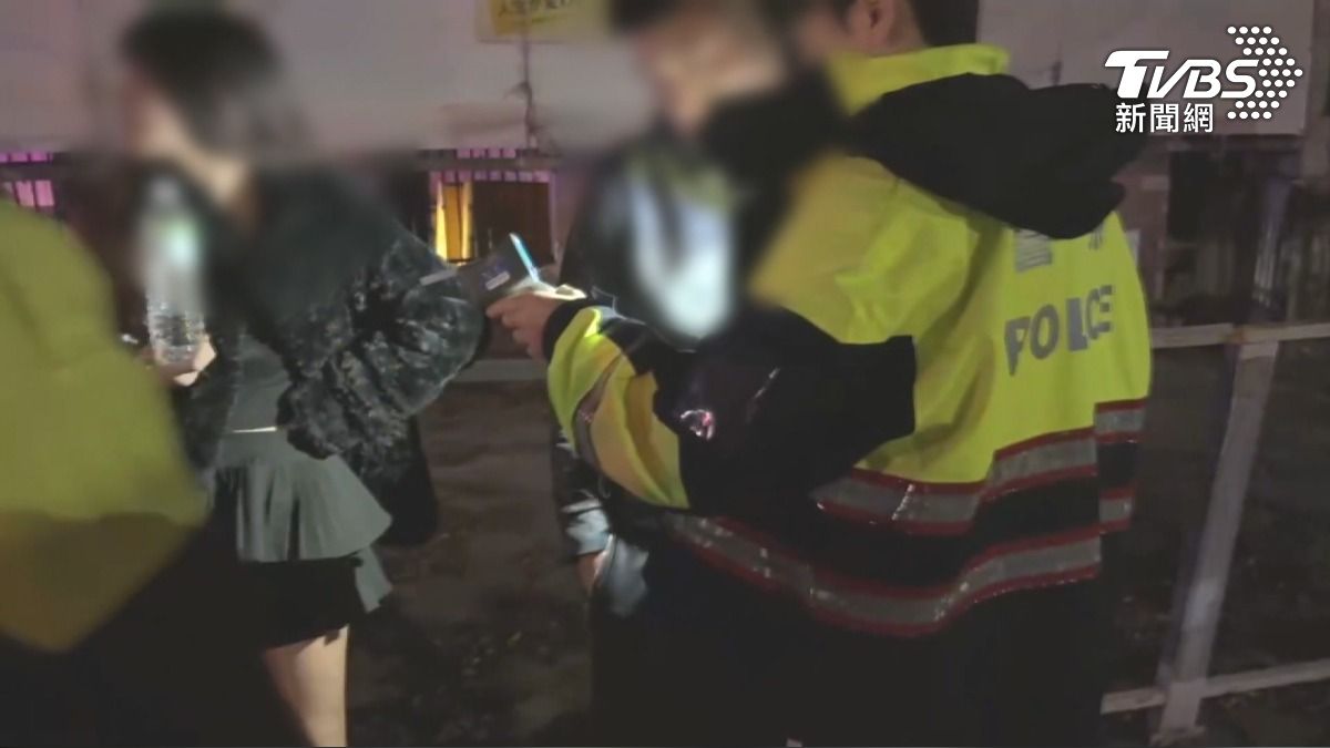 酒測值0.72開車撞路邊　男竟問「有危害他人嗎」。(圖／TVBS)