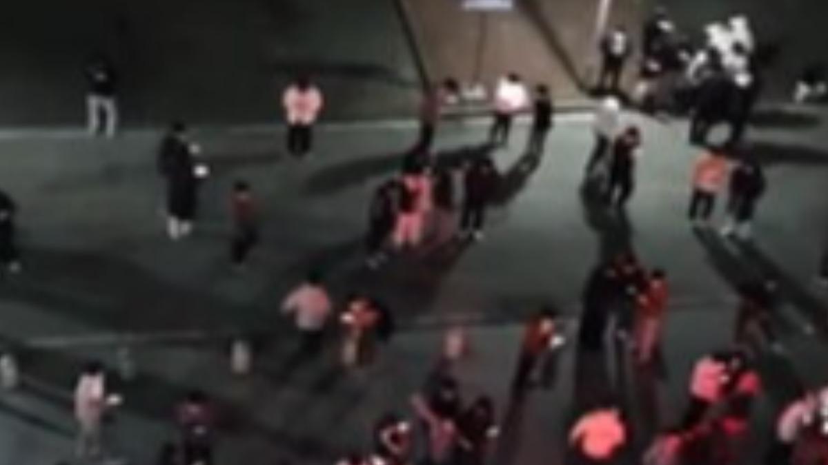 福建大批民眾嚇到衝戶外避難。（圖／翻攝自抖音）
