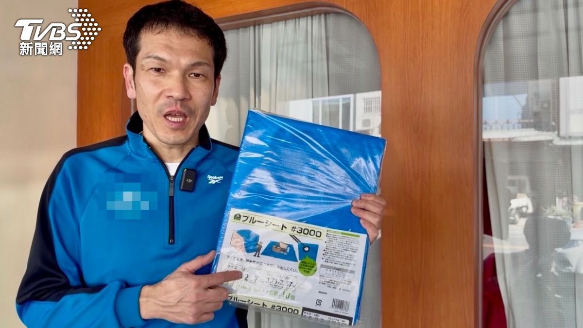 安倍井說除了生理用品災難時不易取得,藍色帆布墊防水、防曬很好用,可以防災備用。(圖/TVBS)