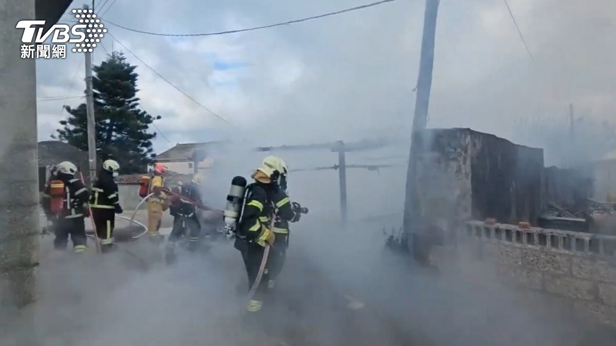 消防出動12車24人到現場灌救。(圖/TVBS)