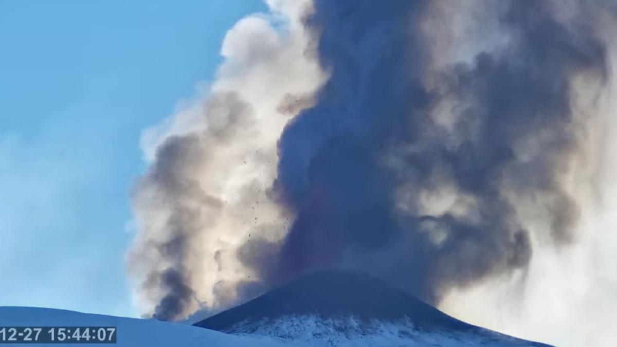義大利埃特納火山噴發!熔岩直衝300公尺高 滑雪客曝光奇景